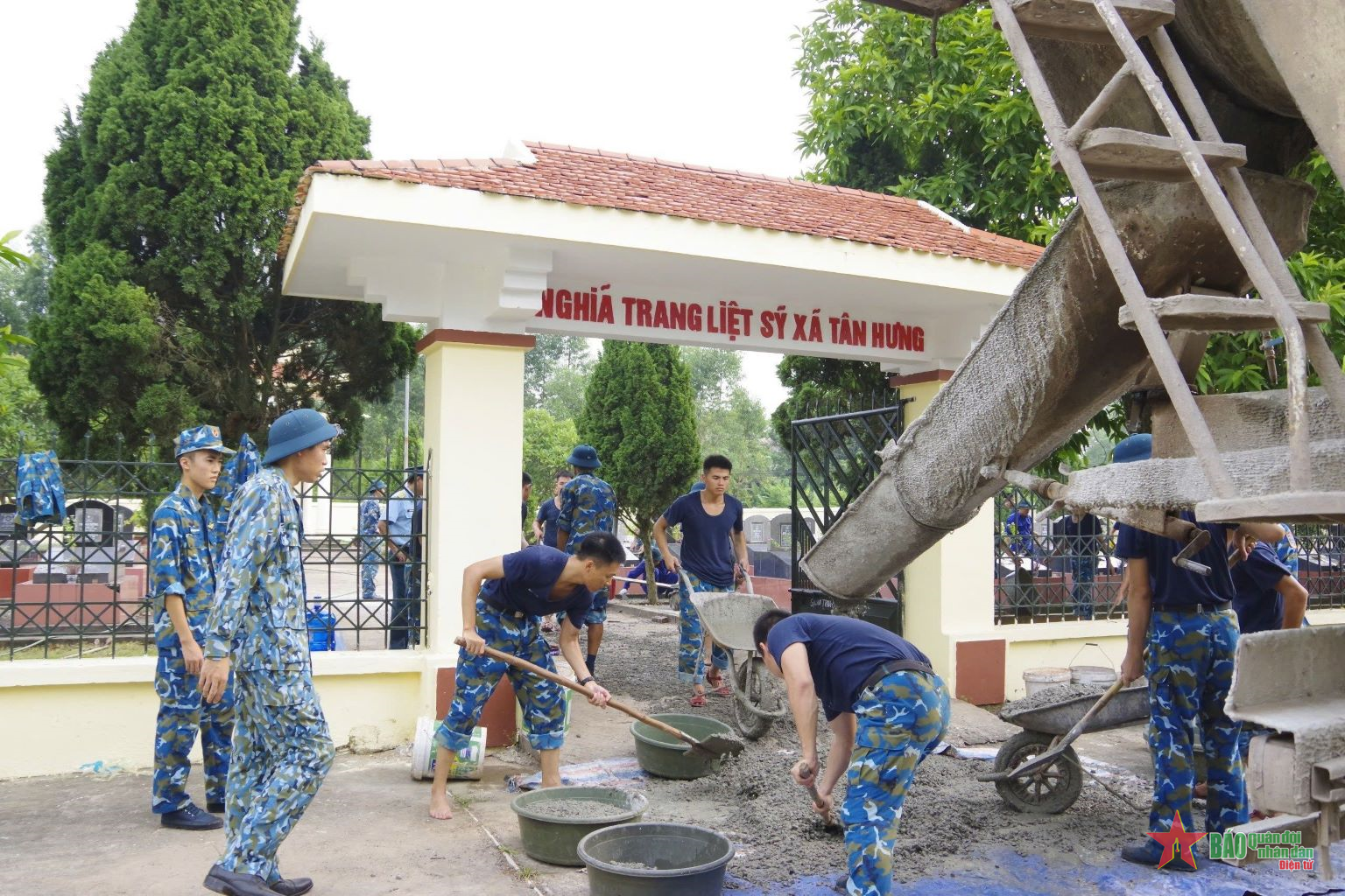Cán bộ, chiến sĩ Sư đoàn 365 tham gia tu bổ, tôn tạo Nghĩa trang Liệt sĩ xã Tân Hưng